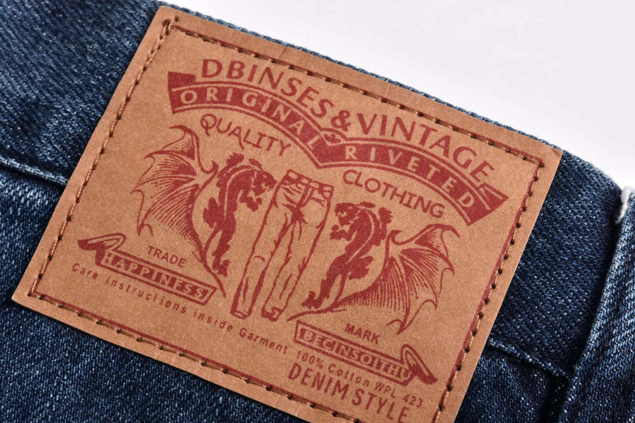 🅿️840 [Exclusive supply] CH Crow Heart limited flame patch leather jeans sCH This pair of jeans is a store VIP limited edition (can only be purchased by store VIPs) and is not an official website model, so it is even rarer. When we got it back, we found that these pants were different from the usual 501 version. These pants were made from CH's own soleplate, not the 501 soleplate. So I can only customize the fabrics myself and rely on various relationships to get the raw material fabrics. The washing process also took dozens of attempts to finally achieve the effect we wanted. This pair of pants uses a total of 35 pieces of leather, all of which are second-layer cowhide. Therefore, whether the material is leather label or wash label, fabric or hardware, the mold needs to be re-opened and the cross must be sewn manually (for restoration, it can only be done manually) Size: 32-34-36-38